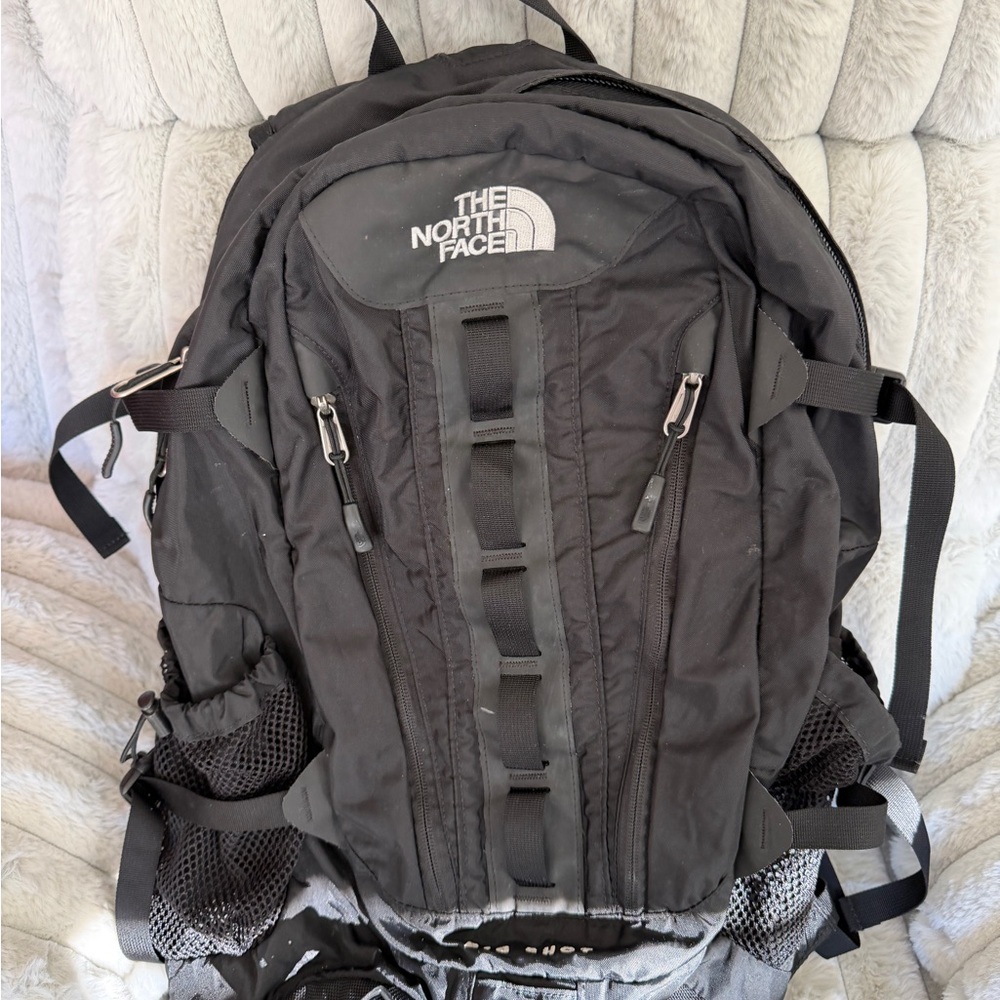 The North Face Men's Black Backpack - Durable Everyday Pack